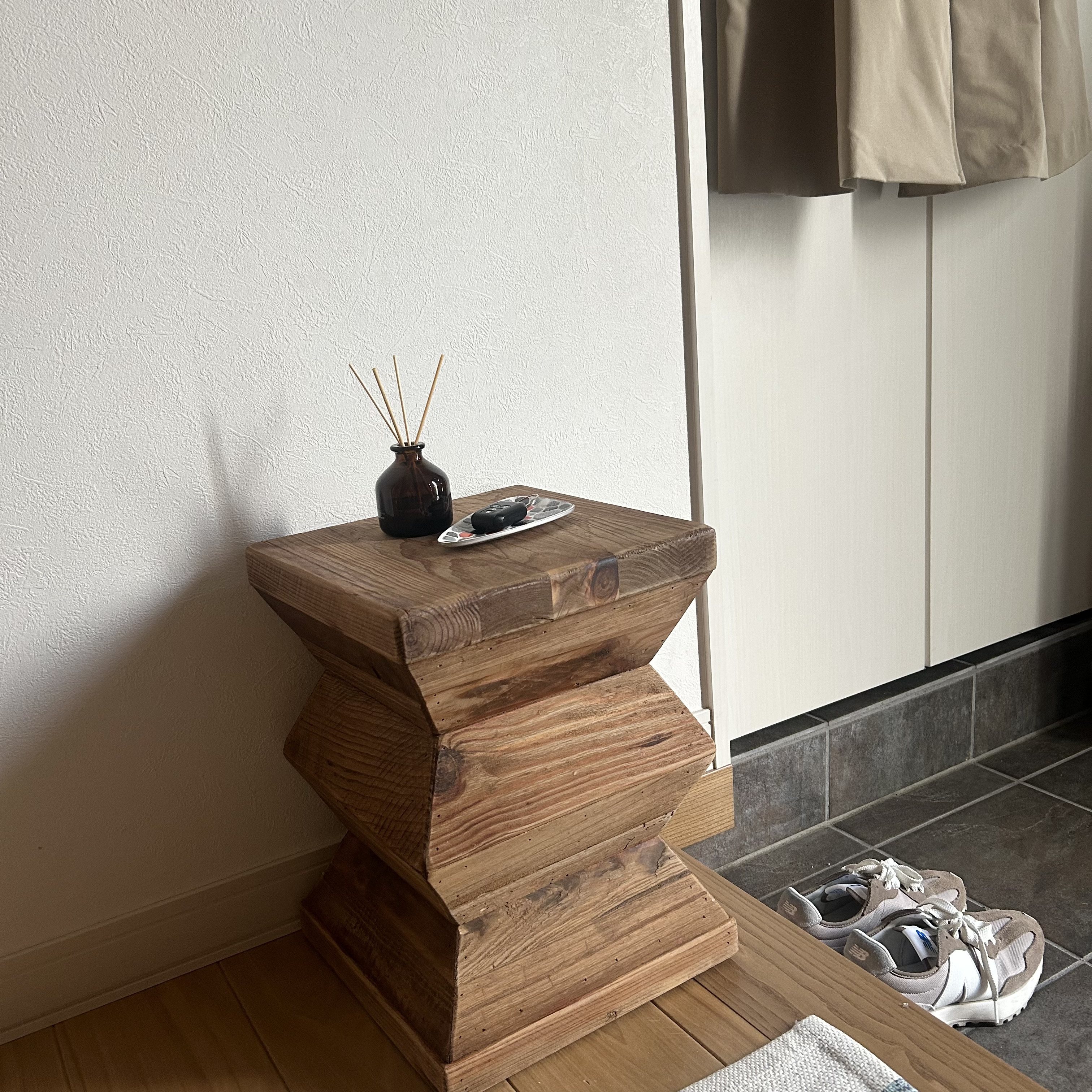 玄関にスツール「uni」