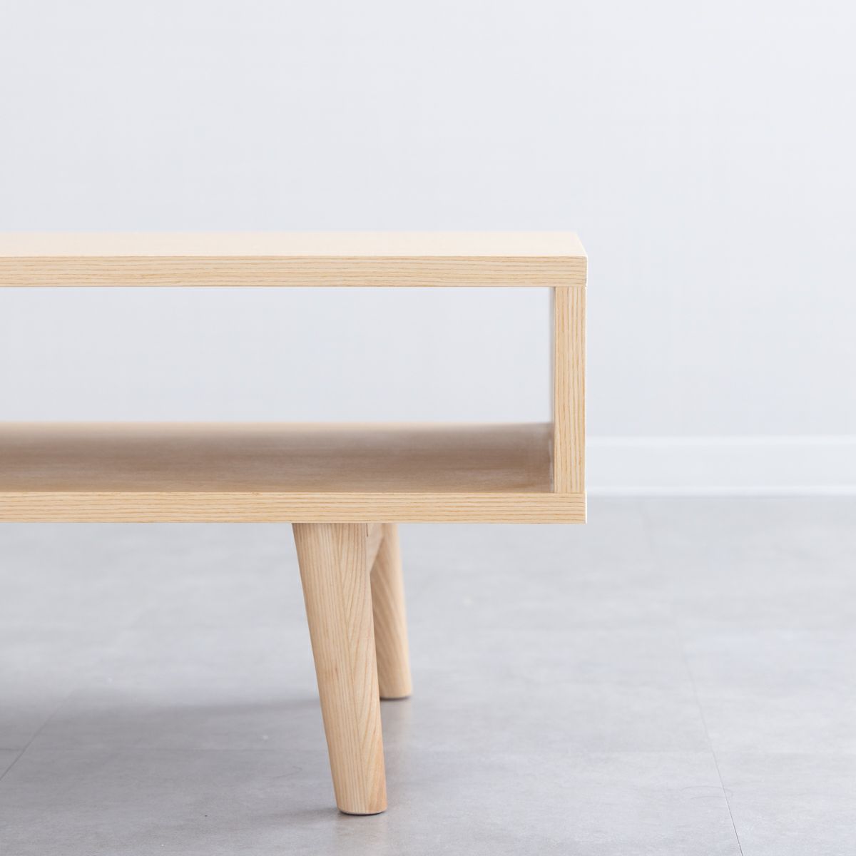 オープンシェルフに花瓶を置いた例