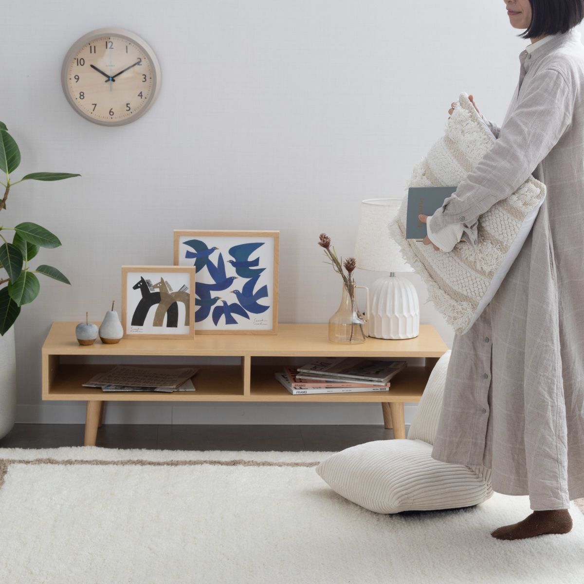 オープンシェルフに花瓶を置いた例